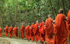 Seorang Biksu di Thailand Diduga Melarikan Diri Dari Kuil Usai Terciduk Curi Pakaian Dalam