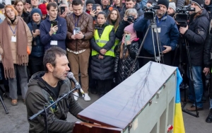 Bintang Rock Papan Atas Ukraina Rela Lakukan Tur Berbahaya Demi Hibur Pengungsi Hingga Prajurit
