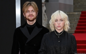Piala Oscar 2022: Billie Eilish & Finneas Wujudkan Impian Saat Muncul Bareng di Red Carpet