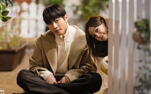 Ekspresi Ahn Hyo Seop Selfie Bareng Kim Sejeong di Lokasi 'Business Proposal' Disorot