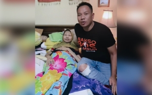 Vicky Prasetyo Ziarah ke Makam Mama Een Tanpa Sepengetahuan Kalina Oktarani