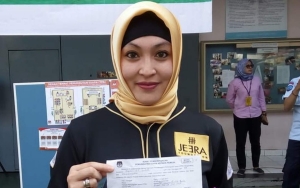 Angelina Sondakh ke Makam Adjie Massaid Ditemani Mudjie, Ungkap Ada Harapan Ramadan Tahun Ini