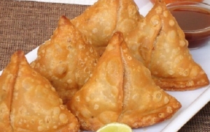 Makan Camilan Gurih Bersama Maysarakat Pakistan