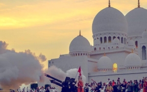 Menyalakan Meriam di Mekkah, Arab Saudi