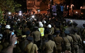 Krisis Ekonomi Makin Parah, Ratusan Orang Serbu Rumah Presiden Sri Lanka