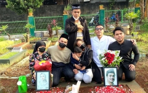 Fuji Cantik Berhijab Gendong Gala, Haji Faisal Nangis Saat Ziarah Kubur Vanessa-Bibi Jelang Puasa