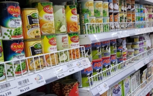 Warga Ramai-ramai Borong Sarden Hingga Mi Instan Jelang Puasa Hari Pertama