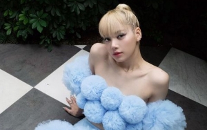 Nikmati Liburan di Thailand, Lisa Tampil Girly Nan Feminim Camping di Tepi Sungai Bareng Sahabat