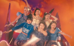 Usung Konsep High Teen, IVE Jadi Remaja yang Sedang Jatuh Cinta di MV 'Love Dive'
