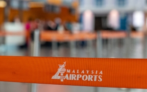 Pria Malaysia Sujud Syukur di Bandara Usai 1,5 Tahun Tak Pulang, Tahu-tahu Sudah Tambah Anak
