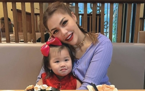 Katty Butterfly Ajarkan Anak Panjatkan Doa Ini, Penampilan Sang Putri Bermukena Bak Boneka?