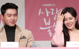 Honeymoon, Potret Hyun Bin dan Son Ye Jin Nunggu Jemputan di Pinggir Jalan Disorot