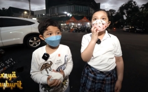 Dipuji Santun, 8 Momen Arsy Dan Arsya Hermsnyah Ngabuburit Naik Bajaj Pertama Kali