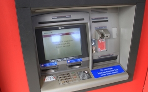 Pergi ke Tempat Penukaran Uang Resmi