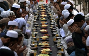 Usai Dilarang Ngobrol saat Bukber, Pemerintah Kini Imbau Halalbihalal Idul Fitri Tanpa Makan-Minum