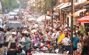Penduduk Koh Kham Thailand Bawa Para Gadis ke Laut Sebagai Tradisi Pasca Songkran