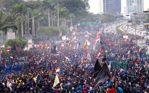Pria Diduga Provokator Ditangkap, Demo Berakhir Damai Dengan Aksi Salaman Mahasiswa-Brimob