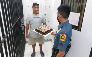 Ditangkap di Hari Ulang Tahun, Pria Ini Malah Dapat Ucapan Selamat dan Kue dari Pak Polisi