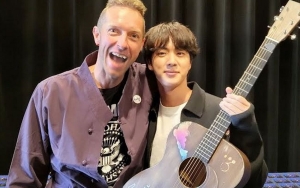 Chris Martin Tuai Sanjungan dari ARMY Usai Bicara Tentang Kedekatan Jin BTS dan Budaya Korea