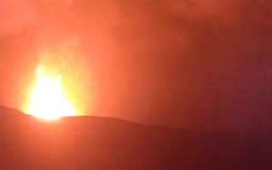 Gunung Anak Krakatau Erupsi Hingga Terdengar Dentuman, Warga Cemas dan Ungkap Kaca Bergetar
