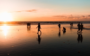Pengelola Pantai Kuta Tertibkan Pedagang yang Paksa Pembeli, Sandiaga Uno Beri Solusi Ini