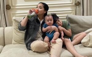 Momong Rayyanza Saat Nagita Slavina Sibuk Live, Ekspresi Rafathar Curi Perhatian