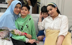 King Faaz Ajak Rafathar Salat, Momen Nagita Slavina Bandingkan Keduanya Disorot