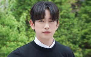 Jinyoung GOT7 'Dibully' Karena Typo, Intip 7 Potret Maskulinnya Pakai Baju Hitam