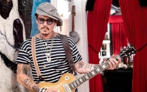 Sidang dengan Amber Heard, Johnny Depp Kedapatan Asik Menggambar Wajah Seseorang