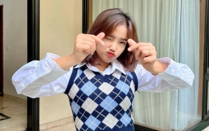 Fuji Tampil Serba Pink Diantara Bunga-Bunga, Kecantikan Ipar Vanessa Disebut Tetap Tak Terkalahkan