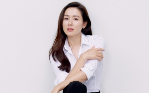 Gaya Busana Son Ye Jin Berangkat dan Pulang dari Bulan Madu Beda Banget