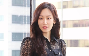 Pakaian Seo Hyun Jin Paling Mencolok di Antara Kerumunan Orang di Poster 'Why Her?'