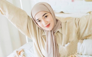Usia Dipertanyakan, Ririe Fairus Pilih Respons Lewat Foto Anggun Sontak Dipuji ‘Sweet 17’