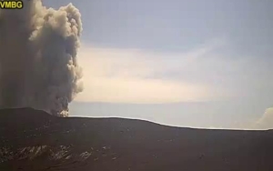 Pantai Anyer Ramai Dikunjungi Wisatawan Saat Lebaran, Polisi Pantau Kondisi Gunung Anak Krakatau