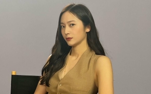 Krystal f(x) Pose Cuek Bareng Mobil Sport Mewah Harga Selangit