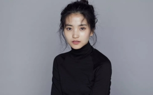 Baeksang Arts Awards 2022: Gaun Cantik Kim Tae Ri Aslinya Lebih Vulgar