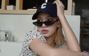 Pakai Bikini Seksi, Lisa BLACKPINK Tetap Sopan Tutupi Tubuh dengan Dress Transparan