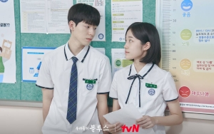 Intip Perjuangan Bae Hyun Sung-Roh Yoon Seo dan Ayah Demi Buat Poster 'Our Blues' Kelewat Imut