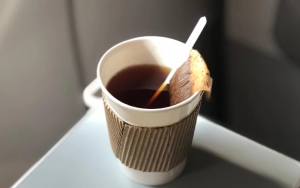 Balita 4 Tahun Tersiram Air Panas di Penerbangan Qatar Airways, Penumpang Keluhkan Desain Cupholder