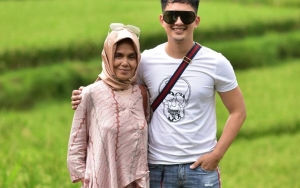 Kiki Farrel Jatuh Pingsan Di Samping Jenazah Ibunda, Isak Tangis Keluarga Pecah
