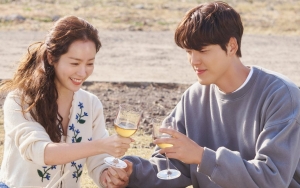 Dari Bersepeda Bareng, Ha Ji Min Nyantai Senderkan Tubuh di Dada Kim Woo Bin di 'Our Blues'