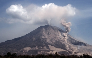 Meski Status Gunung Sinabung Telah Turun Level, Waspada Masih Berpotensi Erupsi