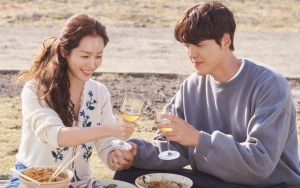 Kim Woo Bin Kekeh Tak Ingin Putus Dari Han Ji Min di 'Our Blues'