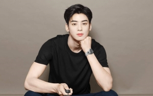 Cha Eunwoo Nangis Minta Balikan, Sosok Mantan Pacar Kini Dicari Netizen
