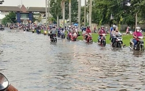 Kawasan Tanjung Emas Semarang Banjir Usai Tanggul Jebol, Air Capai Pinggang Orang Dewasa