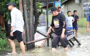 Ribuan Karyawan Pabrik Selamatkan Diri Dari Banjir Rob Semarang, Ada yang Curhat Motor Tenggelam