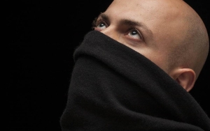 Bentuk Solidaritas, Presenter TV Laki-Laki Afghanistan Ikut Pakai Masker Protes Aturan Taliban