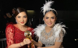 Obsesi Awards 2022: Ogah Rebutan, Ashanty dan Krisdayanti Pilih Foto Bareng Pialanya Ameena