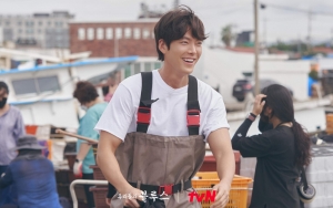 Kim Woo Bin Tunjukkan Perhatian Manis Pada Aktris Cewek 'Our Blues'