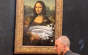 Pria Diduga Aktivis Nyamar Jadi Wanita Lempar Kue ke Lukisan Mona Lisa